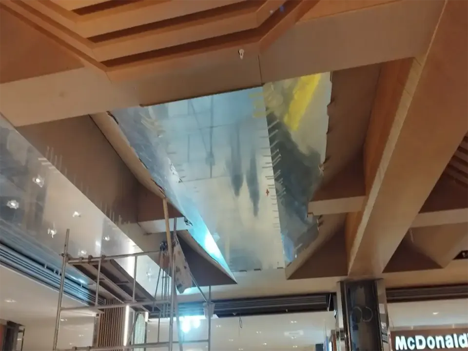 Ahşap kirişler arasına yerleştirilen aynalı tavan paneli ve altında kurulu iskele