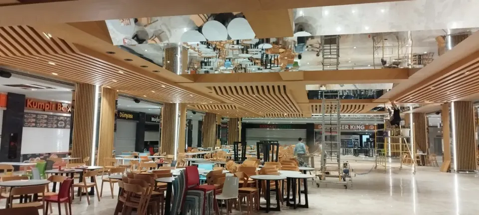 Yemek Alanı Dekorasyonu – Ahşap Çıtalı Tavan ve Kolon Kaplaması