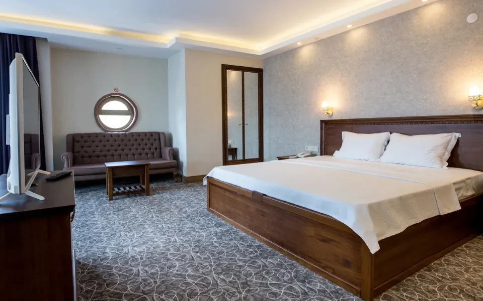 Geniş Otel Odası – Kapitone Kanepe, Lomboz Ayna ve Karyola