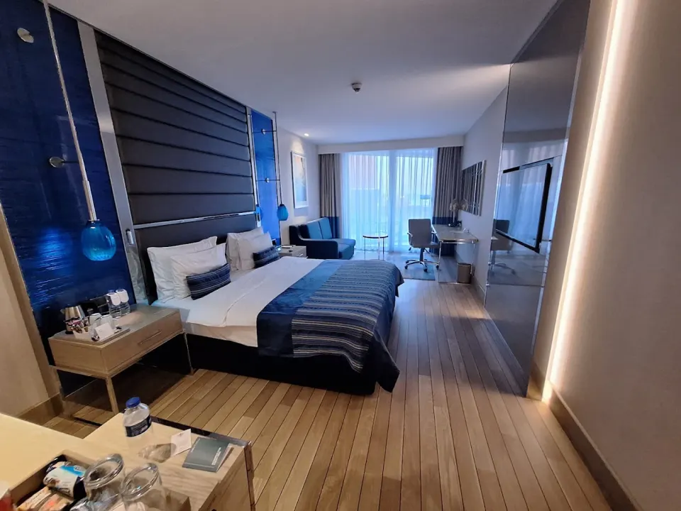 Deniz Temalı Otel Odası – Lacivert Örtü, Tik Görünümlü Zemin