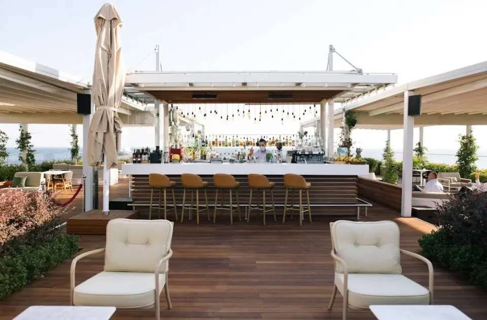 Otel Çatı Barı – Hardal Bar Tabureleri, Krem Dış Mekân Koltuk